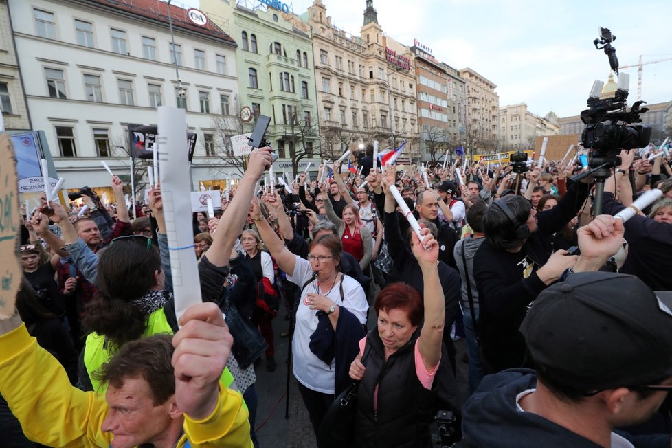 Lidé v Praze vyšli do ulic, protestovali proti Andreji Babišovi. (9.4.2018)