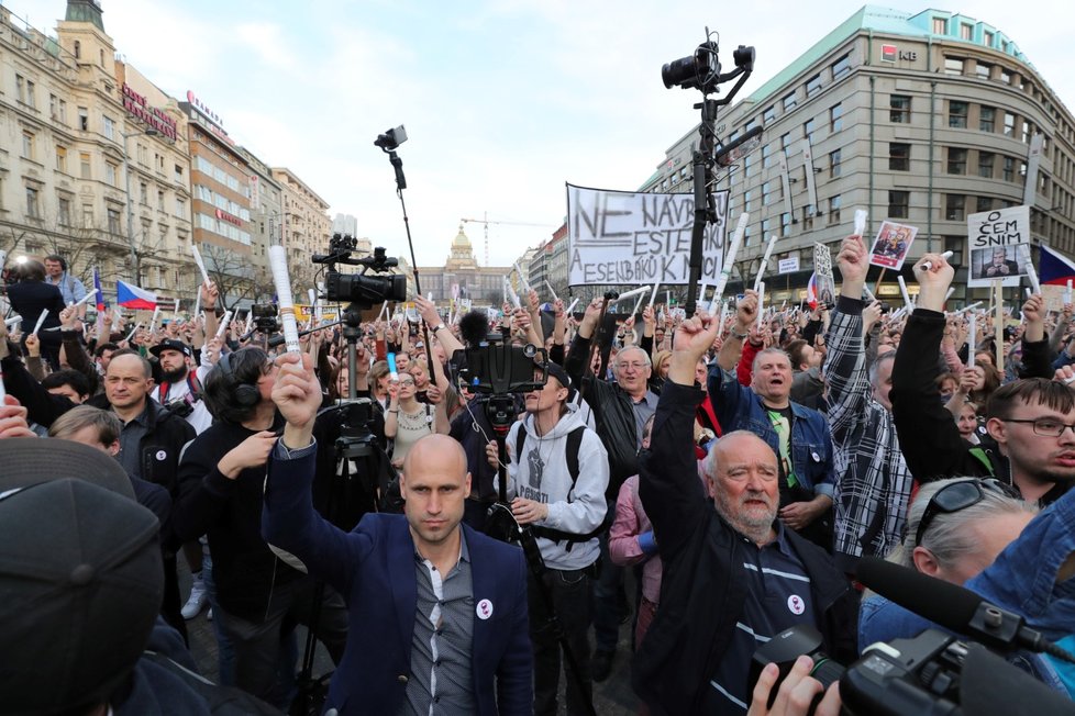 Lidé v Praze vyšli do ulic, protestovali proti Andreji Babišovi. (9.4.2018)