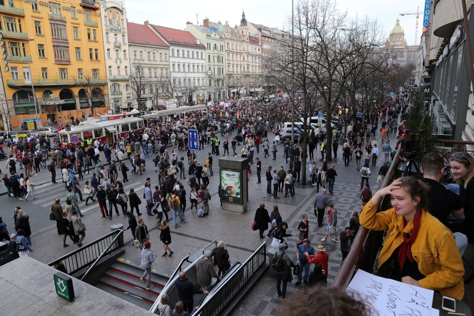 Lidé v Praze vyšli do ulic, protestovali proti Andreji Babišovi. (9.4.2018)