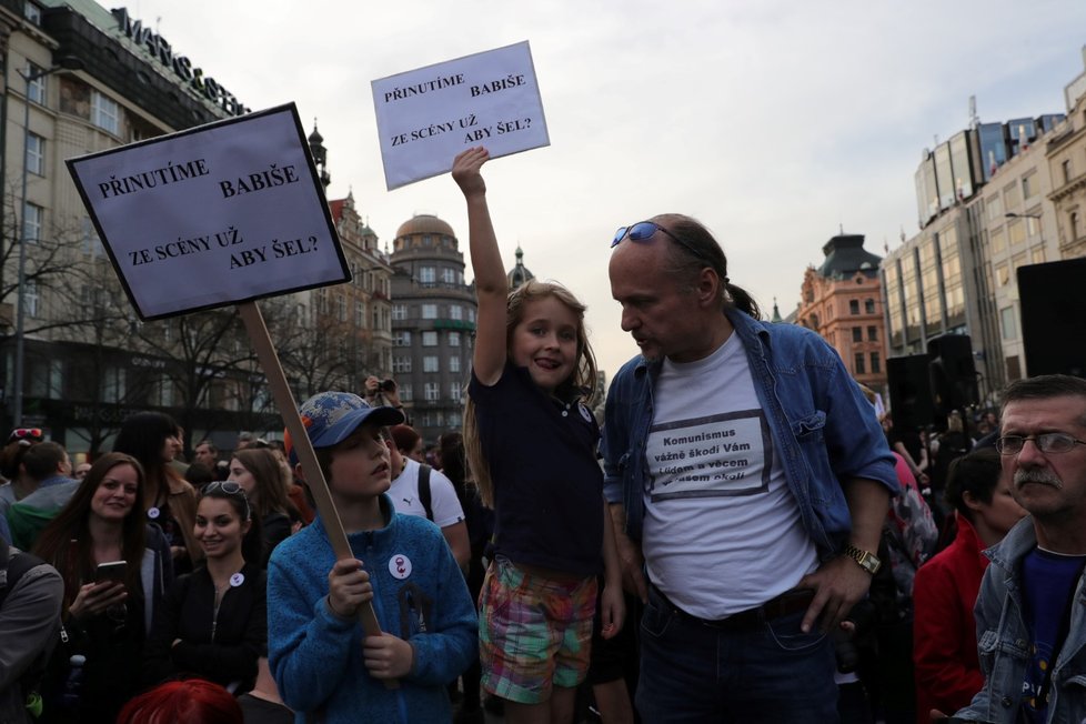 Lidé v Praze vyšli do ulic, protestovali proti Andreji Babišovi. (9.4.2018)