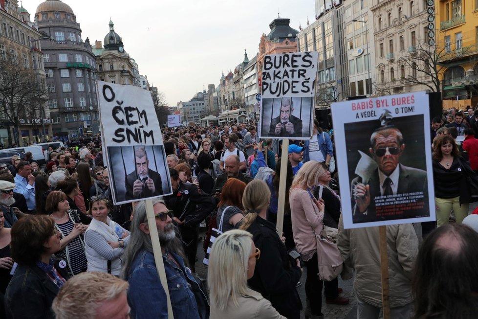 Lidé v Praze vyšli do ulic, protestovali proti Andreji Babišovi. (9.4.2018)