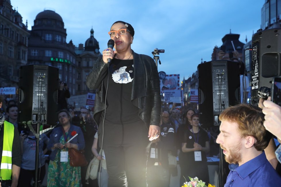 Lidé v Praze vyšli do ulic, protestovali proti Andreji Babišovi. (9.4.2018)