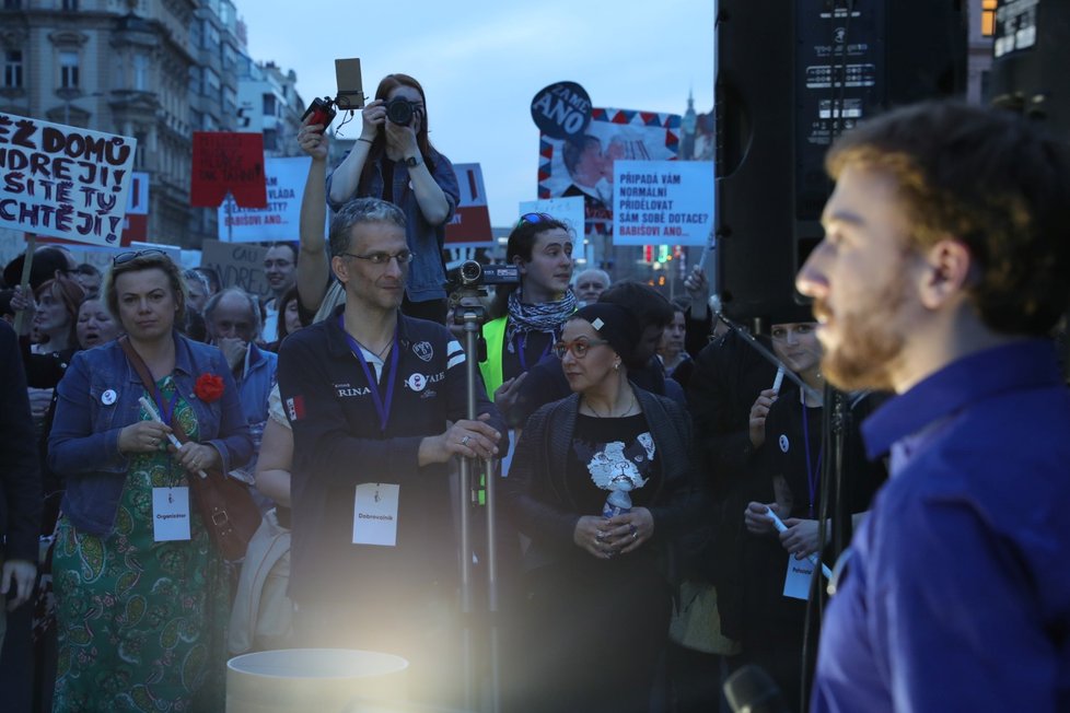 Lidé v Praze vyšli do ulic, protestovali proti Andreji Babišovi. (9.4.2018)