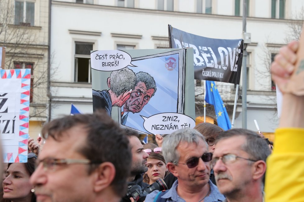 Lidé v Praze vyšli do ulic, protestovali proti Andreji Babišovi. (9.4.2018)