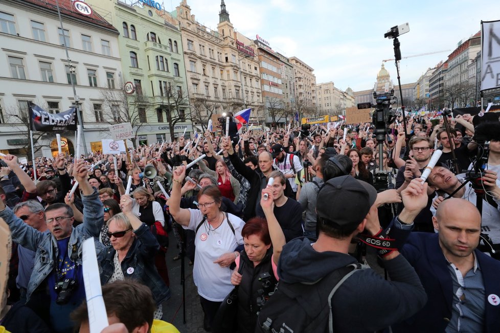 Lidé v Praze vyšli do ulic, protestovali proti Andreji Babišovi. (9.4.2018)