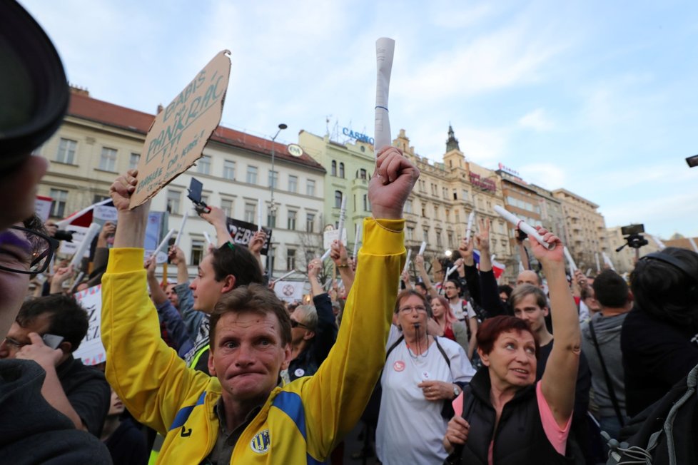 Lidé v Praze vyšli do ulic, protestovali proti Andreji Babišovi. (9.4.2018)