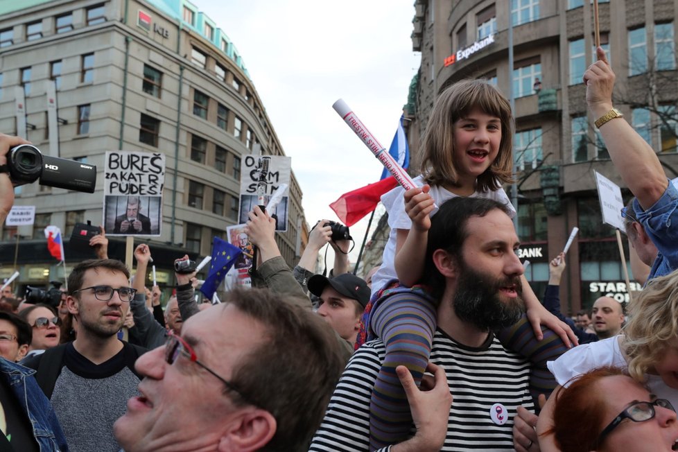 Lidé v Praze vyšli do ulic, protestovali proti Andreji Babišovi. (9.4.2018)