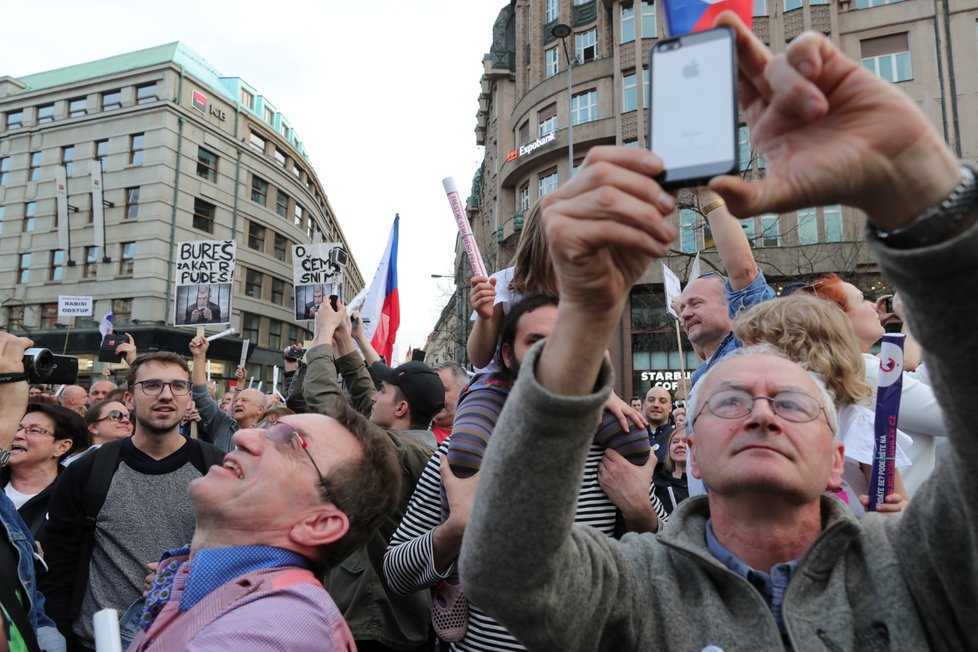 Lidé v Praze vyšli do ulic, protestovali proti Andreji Babišovi. (9.4.2018)
