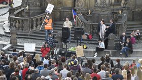 Lidé v Olomouci vyšli do ulic, protestují proti Andreji Babišovi. (9.4.2018)