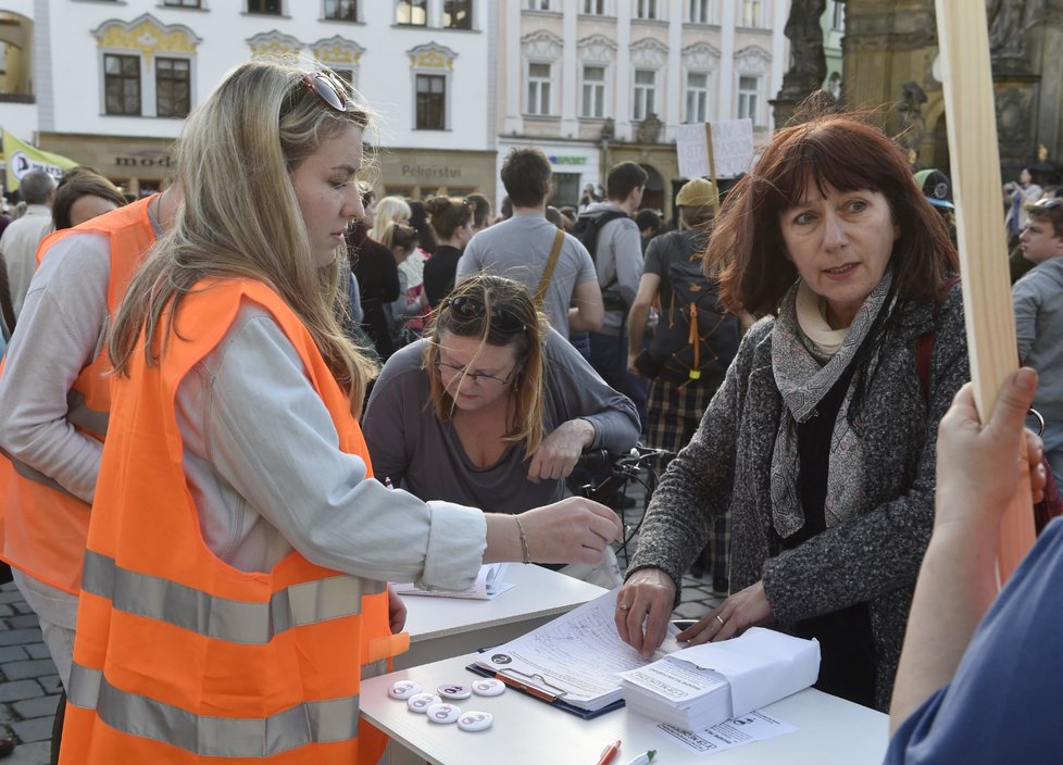 Lidé v Olomouci vyšli do ulic, protestují proti Andreji Babišovi. (9. 4. 2018)