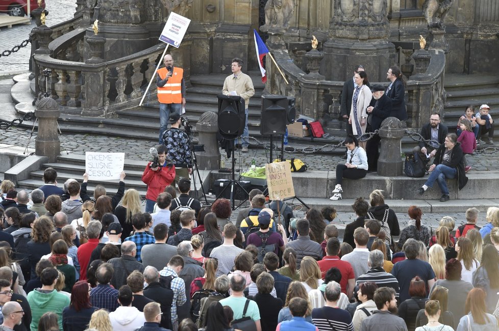 Lidé v Olomouci vyšli do ulic, protestují proti Andreji Babišovi. (9. 4. 2018)