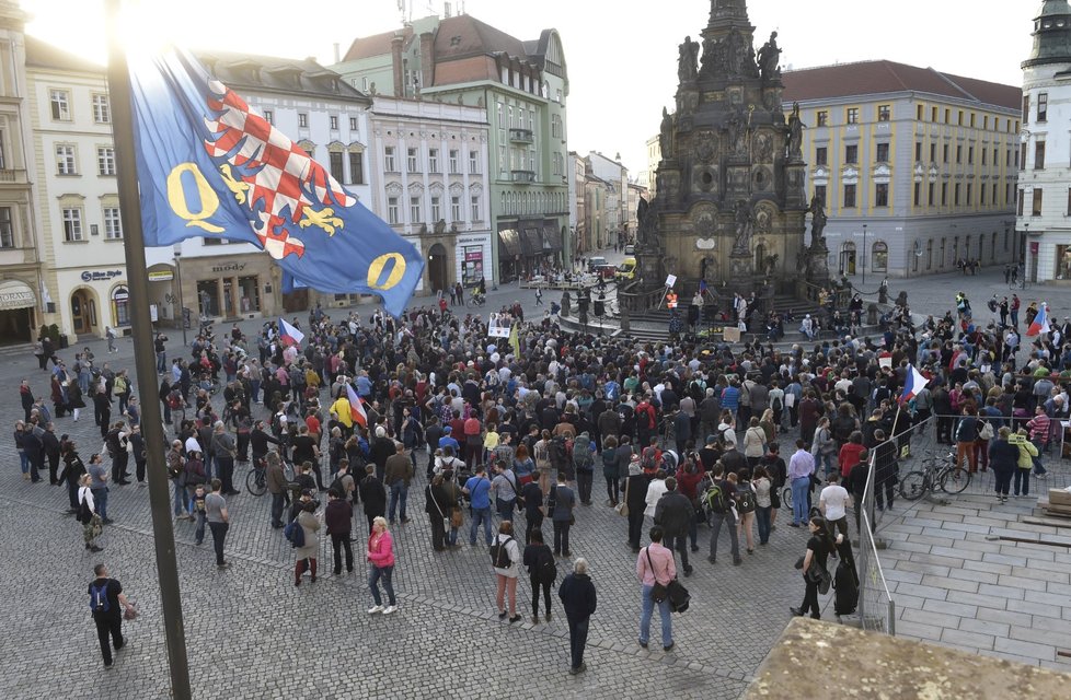 Lidé v Olomouci vyšli do ulic, protestují proti Andreji Babišovi. (9. 4. 2018)