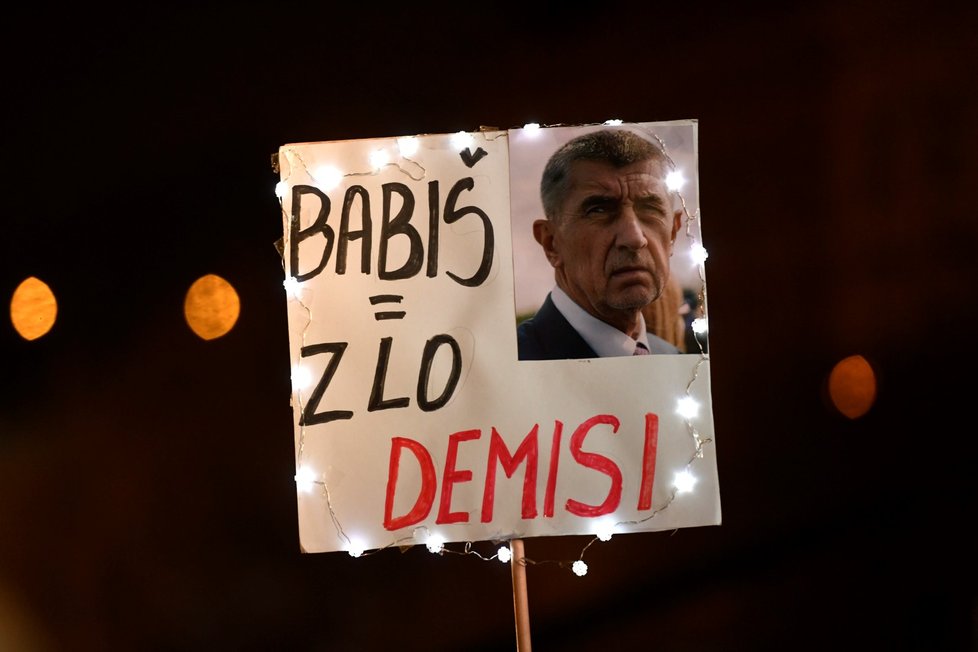 Další demonstrace za odstoupení premiéra Andreje Babiše, kterou svolal spolek Milion chvilek, se konala 17. prosince 2019 v Praze. Po úvodním projevu Mikuláše Mináře z pořádajícího spolku na Václavském náměstí se protestující vydali na pochod k úřadu vlády a pak na Klárov, kde vystoupili opoziční politici. (17. 12. 2019)