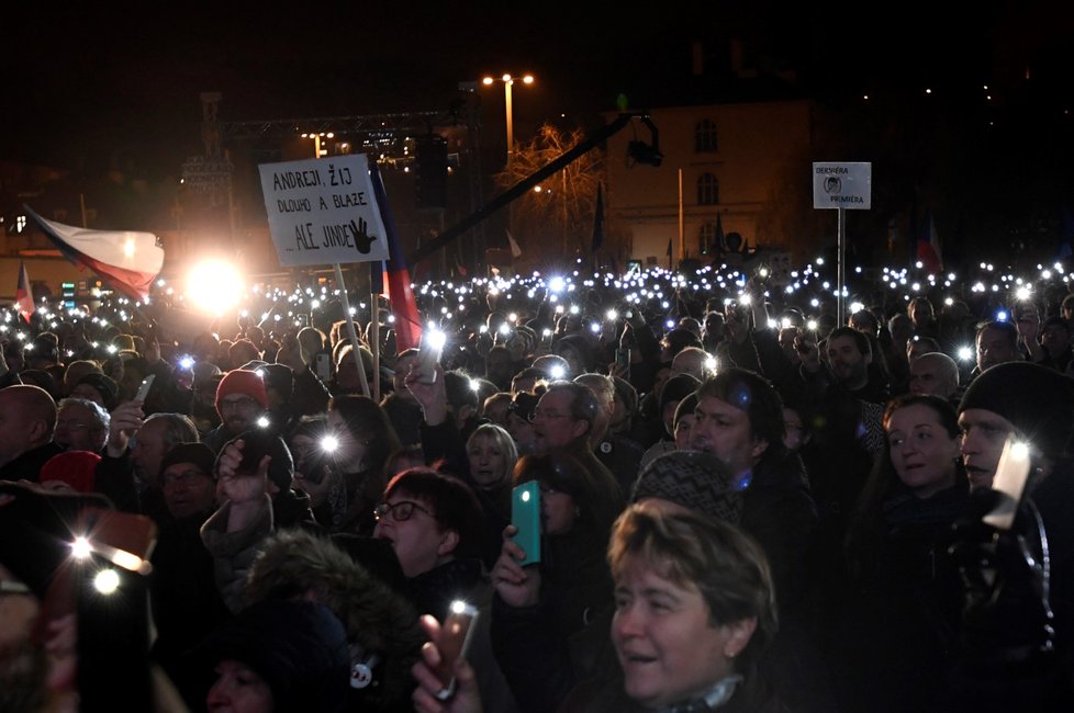 Další demonstrace za odstoupení premiéra Andreje Babiše, kterou svolal spolek Milion chvilek, se konala 17. prosince 2019 v Praze. Po úvodním projevu Mikuláše Mináře z pořádajícího spolku na Václavském náměstí se protestující vydali na pochod k úřadu vlády a pak na Klárov, kde vystoupili opoziční politici. (17. 12. 2019)