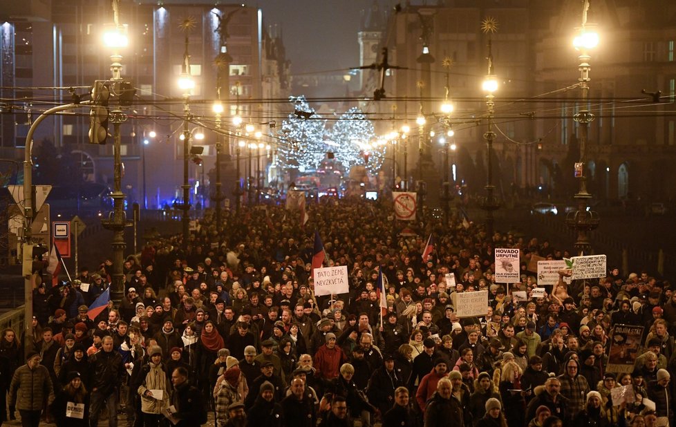 Další demonstrace za odstoupení premiéra Andreje Babiše, kterou svolal spolek Milion chvilek, se konala 17. prosince 2019 v Praze. Po úvodním projevu Mikuláše Mináře z pořádajícího spolku na Václavském náměstí se protestující vydali na pochod k úřadu vlády a pak na Klárov, kde vystoupili opoziční politici. (17. 12. 2019)