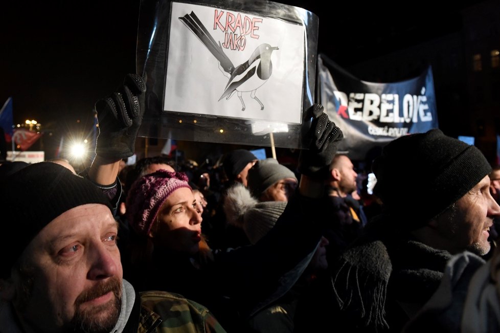 Další demonstrace za odstoupení premiéra Andreje Babiše, kterou svolal spolek Milion chvilek, se konala 17. prosince 2019 v Praze. Po úvodním projevu Mikuláše Mináře z pořádajícího spolku na Václavském náměstí se protestující vydali na pochod k úřadu vlády a pak na Klárov, kde vystoupili opoziční politici. (17. 12. 2019)