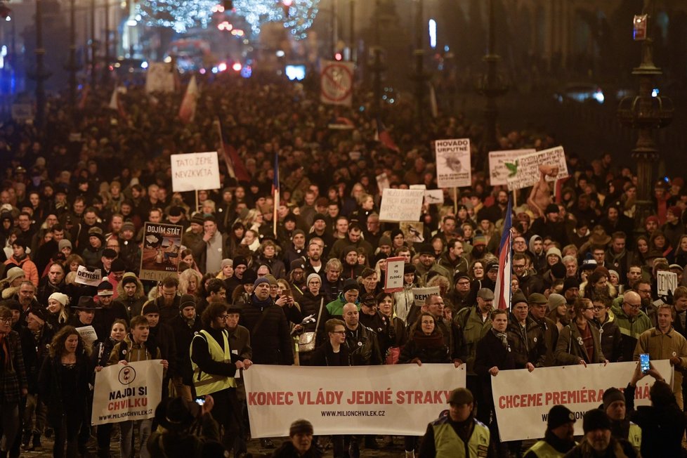 Další demonstrace za odstoupení premiéra Andreje Babiše, kterou svolal spolek Milion chvilek, se konala 17. prosince 2019 v Praze. Po úvodním projevu Mikuláše Mináře z pořádajícího spolku na Václavském náměstí se protestující vydali na pochod k úřadu vlády a pak na Klárov, kde vystoupili opoziční politici. (17. 12. 2019)