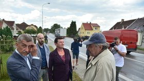 Premiér Andrej Babiš (ANO) se přijel podívat na místo, kudy povede D3. Schytal urážky od protestujících.