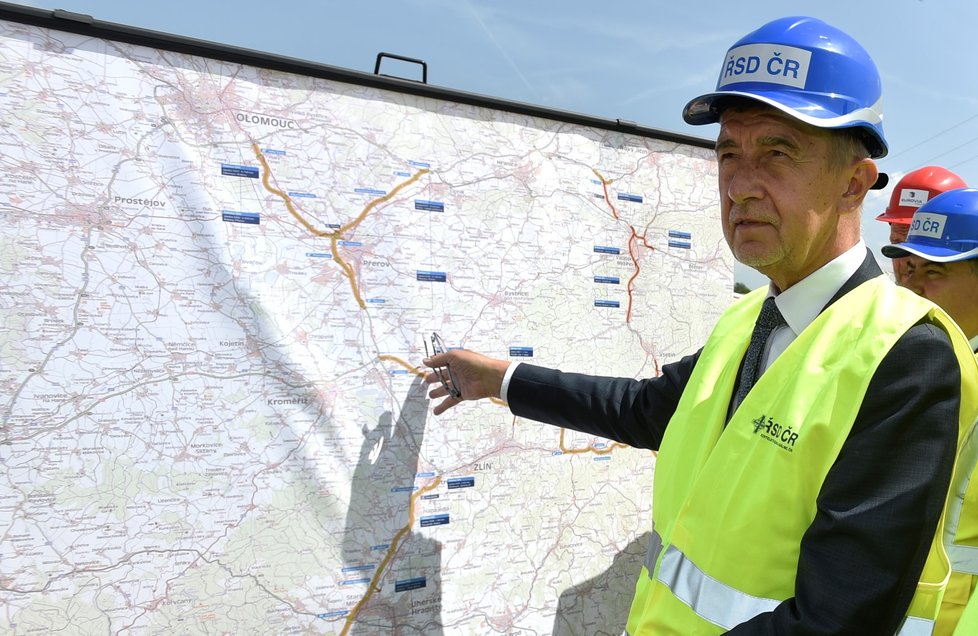 Předseda vlády Andrej Babiš si prohlédl rozestavěný úsek dálnice v Otrokovicích při své návštěvě Zlínského kraje (12. 6. 2019)