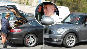 Andrej Babiš a Monika si užívají společnou dovolenou. A zatímco Andrej jezdí v mini, Monika si užívá luxusu Porsche.