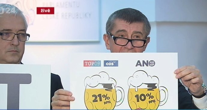 Ministr financí Andrej Babiš (ANO) si do Sněmovny přinesl názorné pomůcky. Tentokrát se týkaly slev na pivo.