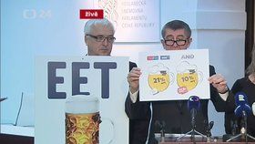 Ministr financí Andrej Babiš (ANO) při prosazování EET nosil do Sněmovny různé propriety.