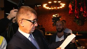 Ministr financí Andrej Babiš (ANO) s účtenkou