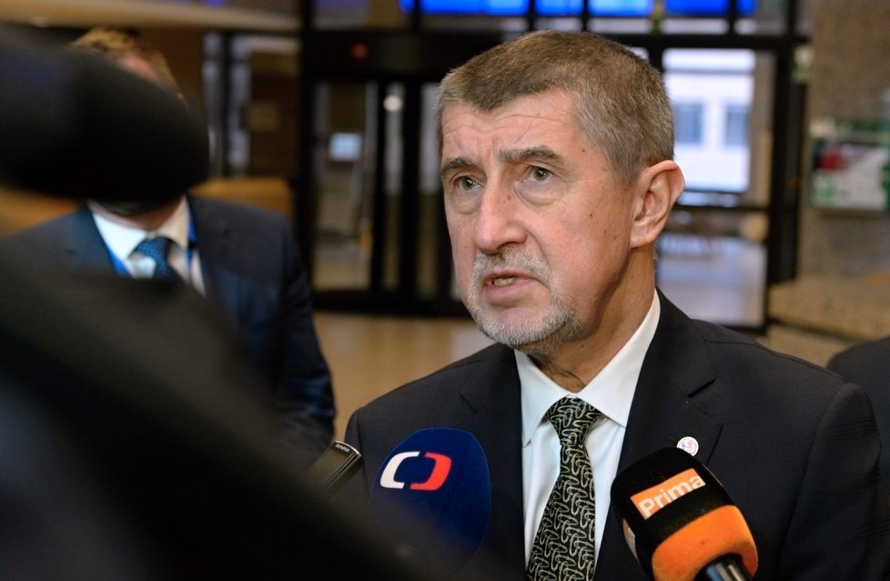 Český premiér v demisi Andrej Babiš hovoří s novináři na neformálním summitu EU 23. února 2018 v Bruselu.