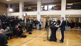 Expremiér Andrej Babiš (ANO) v Průhonicích poté, co soud rozhodl o jeho nevině (9.1.2023)