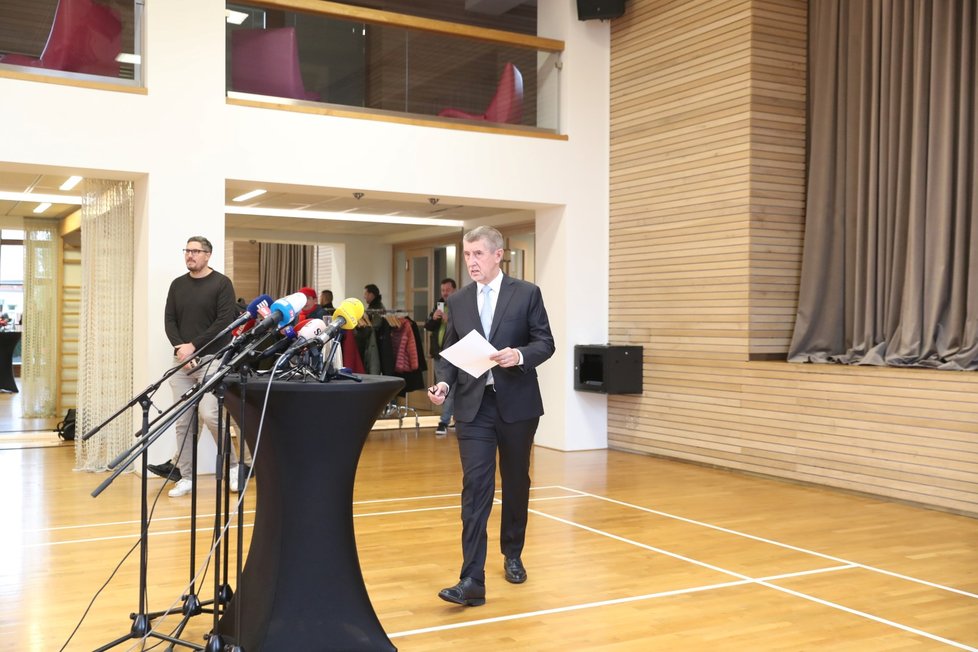 Expremiér Andrej Babiš (ANO) v Průhonicích poté, co soud rozhodl o jeho nevině (9.1.2023)