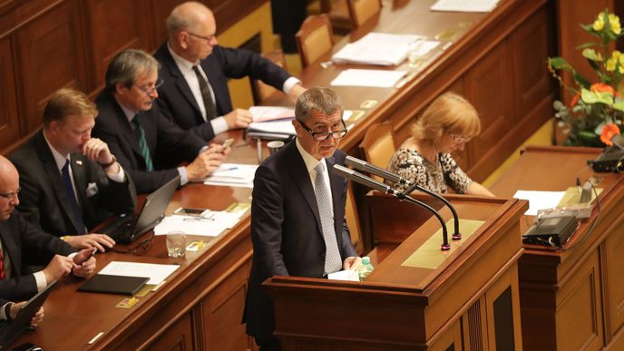 Babiš hřímal u pultíku a nakonec řekl, že se svěří do rukou zákona.