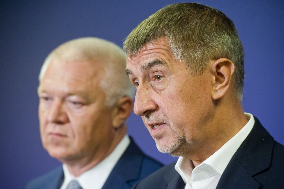 Andrej Babiš (vpravo) a Jaroslav Faltýnek (vlevo) čelí trestnímu stíhání kvůli dotaci pro farmu Čapí hnízdo.