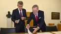 První schůze nové vlády: Premiér Andrej Babiš (ANO) a odcházející premiér Petr Fiala (ODS) (15. 12. 2025) První schůze nové vlády: Premiér Andrej Babiš (ANO) a odcházející premiér Petr Fiala (ODS) (15. 12. 2025)