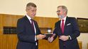 První schůze nové vlády: Premiér Andrej Babiš (ANO) a odcházející premiér Petr Fiala (ODS) (15. 12. 2025) První schůze nové vlády: Premiér Andrej Babiš (ANO) a odcházející premiér Petr Fiala (ODS) (15. 12. 2025)