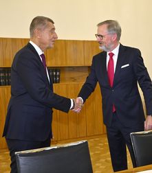 Fialova vláda zase zdražila benzín i hypotéky. Babiš vyzval svého předchůdce, aby už přestal škodit Fialova vláda zase zdražila benzín i hypotéky. Babiš vyzval svého předchůdce, aby už přestal škodit