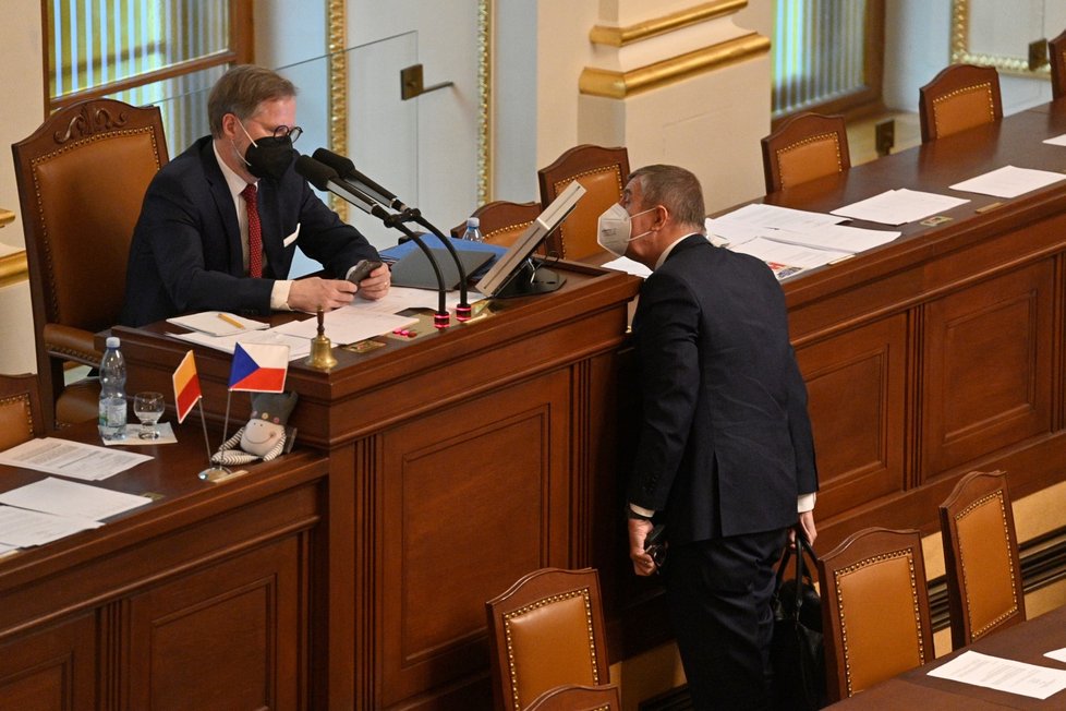 Premiér Andrej Babiš (ANO) diskutoval s Petrem Fialou (ODS) při schůzi Sněmovny, která jednala o explozích skladů ve Vrběticích z roku 2014 (20. 4. 2021)