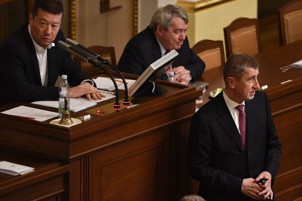 Andrej Babiš (ANO), Vojtěch Filip (KSČM) a Tomio Okamura (SPD) při jednání ve Sněmovně.