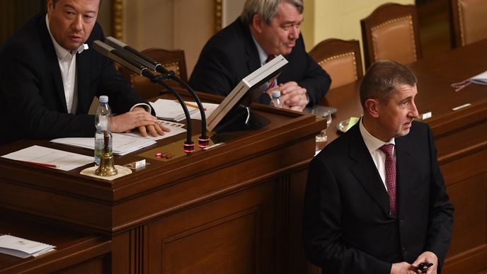Spojenci Andrej Babiš (ANO), Vojtěch Filip (KSČM) a Tomio Okamura (SPD) ve sněmovně prosadili zdanění náhrad církvím