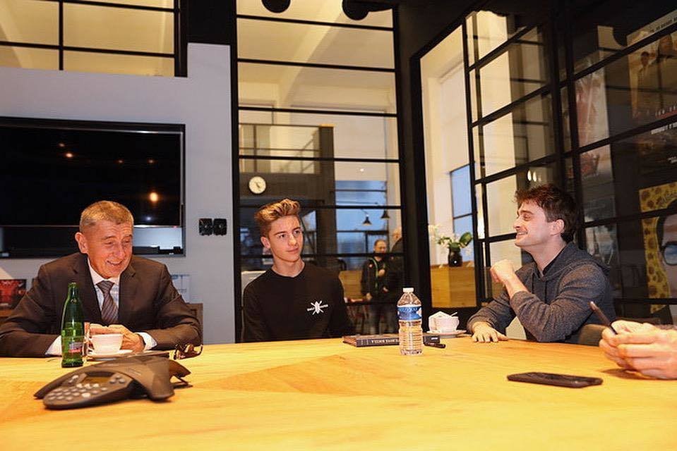 Premiér Andreje Babiš a jeho syn Frederik se v listopadu 2019 potkali v Praze s představitelem Harryho Pottera, hercem Danielem Radcliffem.