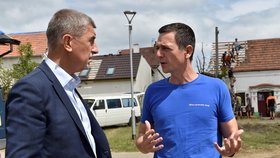 Odstraňování škod pokračovalo 2. července 2021 v obci Mikulčice na Hodonínsku, kterou minulý týden postihlo ničivé tornádo. Na snímku jsou (zleva) premiér Andrej Babiš a hejtman Jihomoravského kraje Jan Grolich.