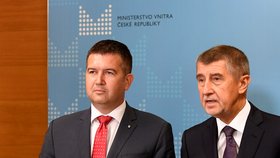 Jako prvního uvedl premiér Andrej Babiš do nové funkce vicepremiéra a ministra vnitra Jana Hamáčka (27. 6. 2018)