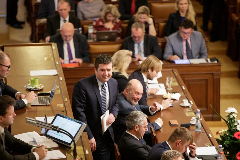 Poslanci na chvíli schůzi o nedůvěře vládě museli přerušit. V sále nebyl ani premiér Andrej Babiš, ani vicepremiér Jan Hamáček.