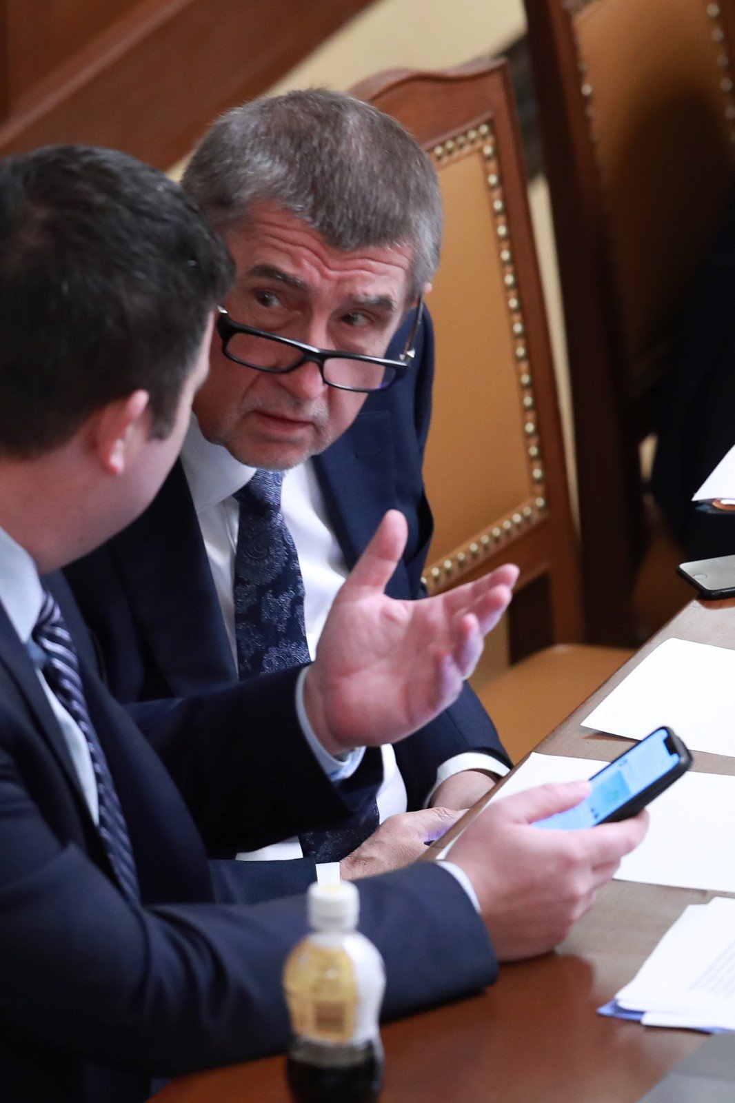 Premiér a vicepremiér. Andreje Babiš několikrát probíral situaci s Janem Hamáčkem. Opozice chtěla jejich konec