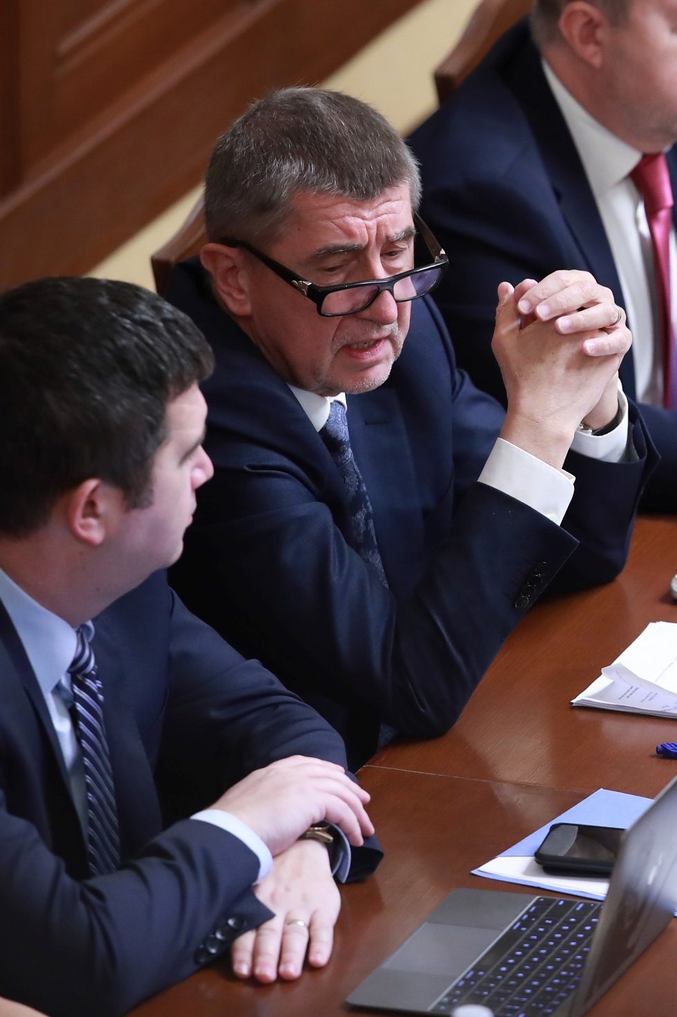 Premiér Andrej Babiš (ANO) a vicepremiér Jan Hamáček (ČSSD) při jednání Poslanecké sněmovny, na kterém chce opozice hlasovat o nedůvěře vládě. ( 23. 11. 2018)