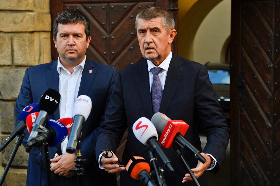 Premiér Babiš (ANO) a vicepremiér Hamáček (ČSSD) po jednání kvůli přijetí syrských dětí.