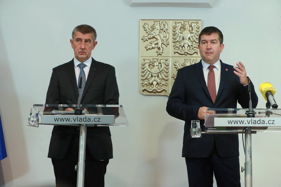 Jan Hamáček a Andrej Babiš na tiskové konferenci ke sto dnům menšinové vlády ANO a ČSSD (4.10.2118)