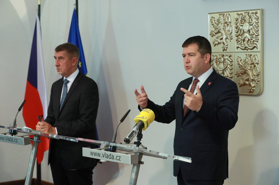 Premiér Andrej Babiš a vicepremiér Jan Hamáček na tiskové konferenci