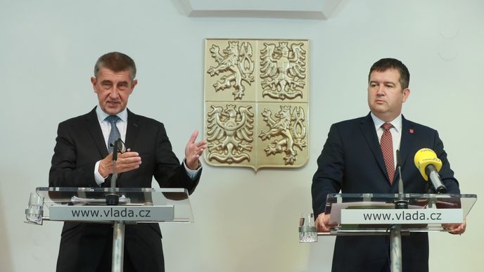 Jan Hamáček a Andrej Babiš na tiskové konferenci ke sto dnům menšinové vlády ANO a ČSSD (4.10.2118)