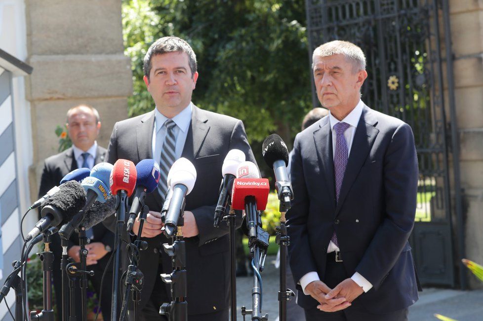 Schůzka v Lánech: Jan Hamáček (ČSSD, vlevo) a Andrej Babiš (ANO, 4. 7. 2019)