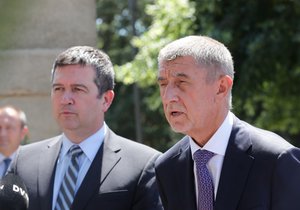 Schůzka v Lánech: Jan Hamáček (ČSSD, vlevo) a Andrej Babiš (ANO, 4. 7. 2019)